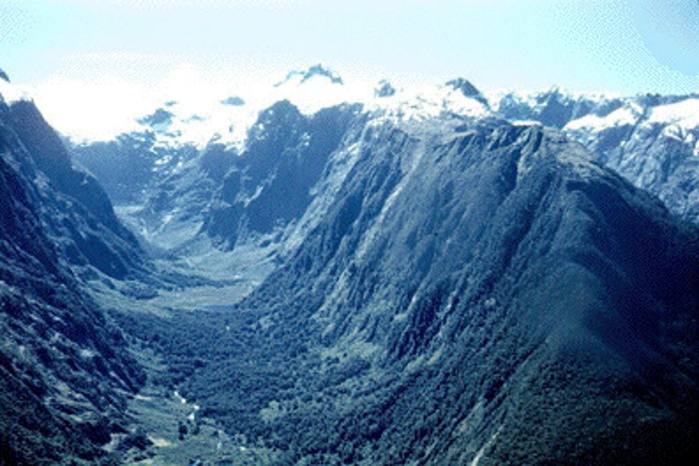 <p>U-shaped valley formed by the erosion of the glacier</p>
