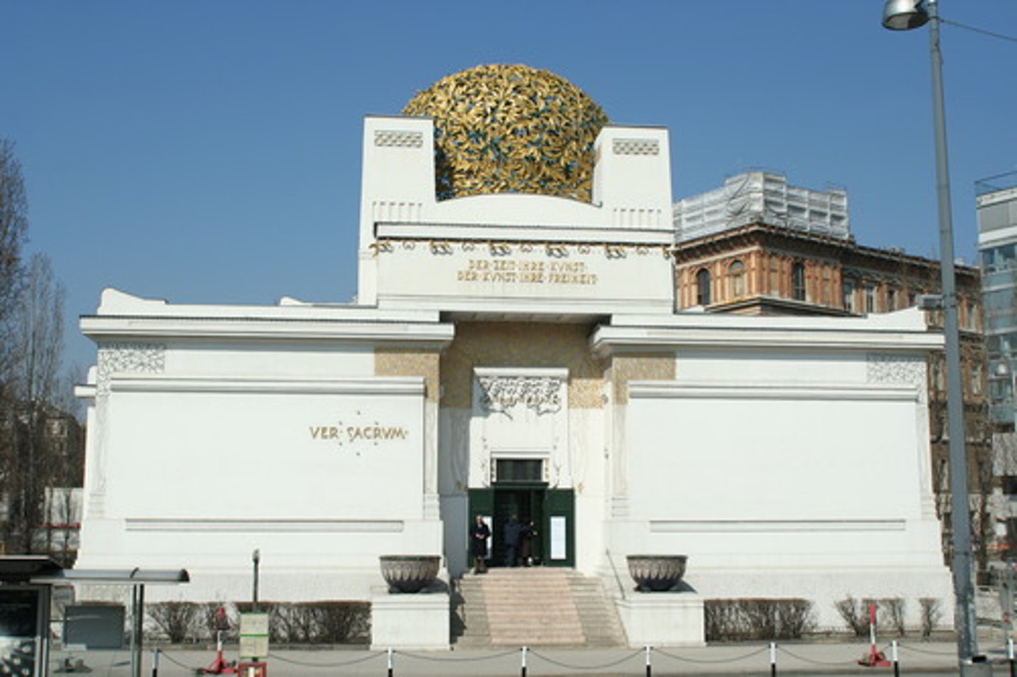 <p>In 1897 opgericht progressief verbond van architecten en kunstenaars in Wenen dat zich binnen de Art Nouveau-stroming verzette tegen de heersende academische tradities. Idealen werden voortgezet in Wiener Werkstätte.</p>