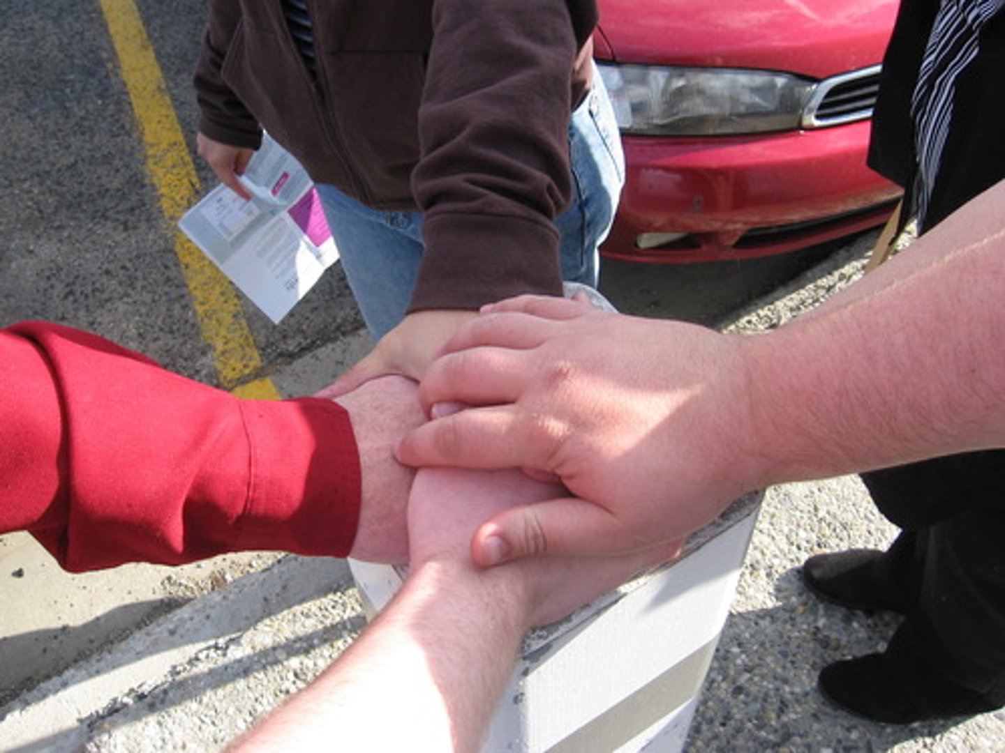 <p>(v.) to work with, work together</p>