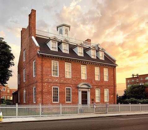 <p>MacPhaedris-Warner House</p>