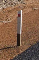 <p>Which Australian state have bollards with brown paint at the bottom?</p>