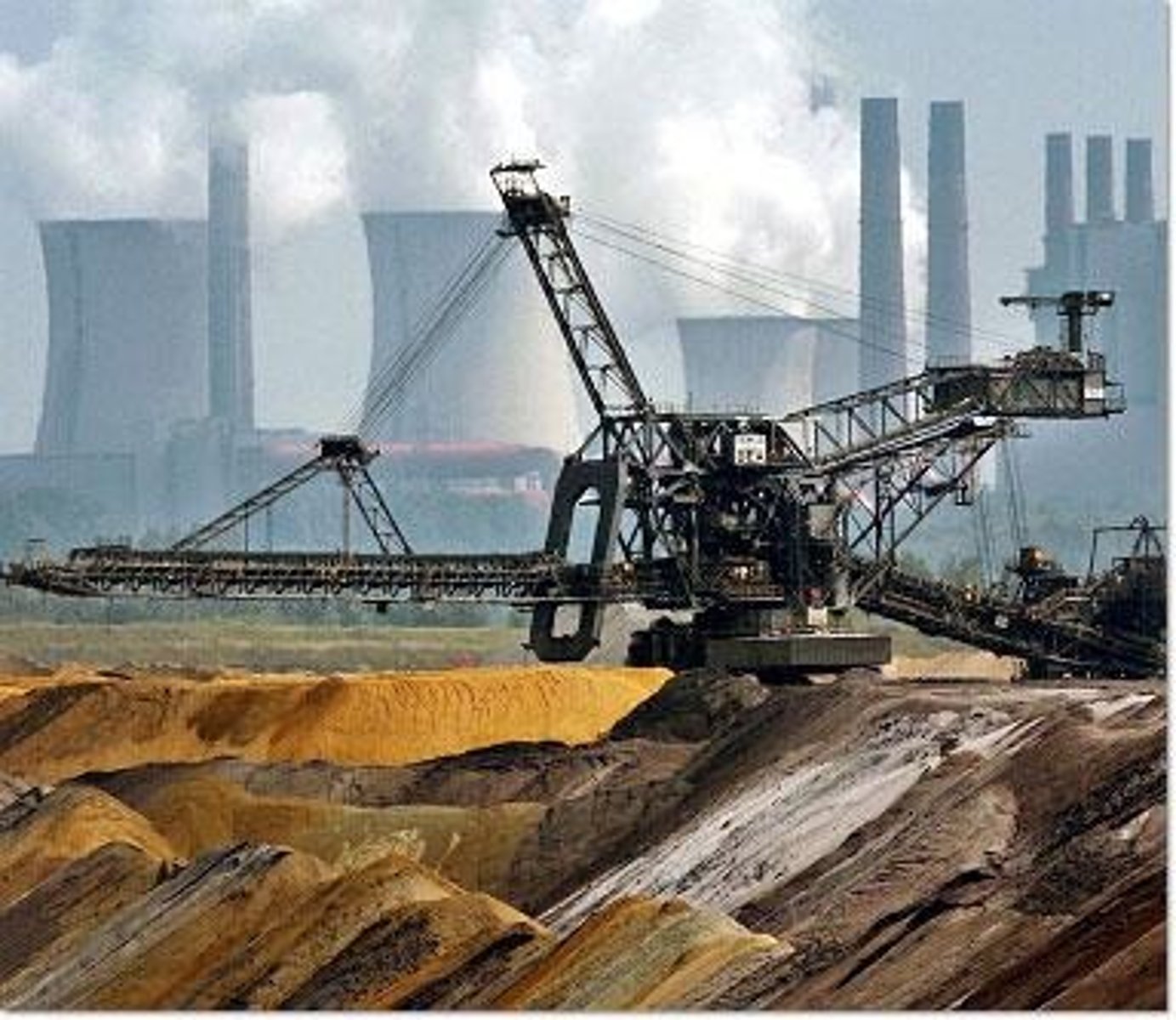 <p>n /ˌkɑː.bən ˈliː.kɪdʒ/ thất thoát carbon</p><p>CBAM targets products like steel, cement, and aluminium, aiming to prevent "carbon leakage" where production shifts to countries with weaker environmental standards.</p><p>CBAM nhắm đến các sản phẩm như thép, xi măng và nhôm, nhằm ngăn chặn "rò rỉ carbon" nơi sản xuất chuyển sang các nước có tiêu chuẩn môi trường yếu hơn.</p>