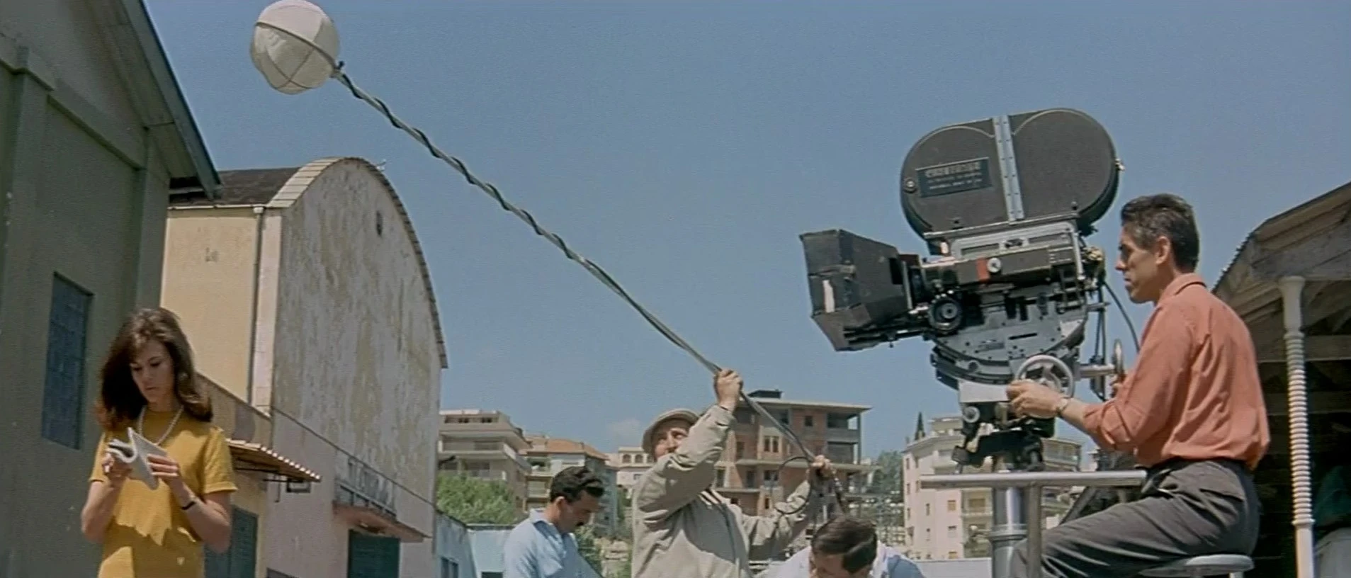 * ^^Jean-Luc Godard^^ (==Nouvelle Vague)==
* 1963
* Geen typische Godardfilm uit jaren 60
* Intro!
* Dicht bij Hollywoodfilm
* Internationale productie (Brigitte Bardot)
* Kleur!
* Acteur → Fritz Lang
* Film over film en wat filmmaken kan zijn
* De onmogelijkheid van communicatie
  * Personage dat tolk is
* Personages tegenover elkaar gezet
* Meditatie op film
* = *de verachting*