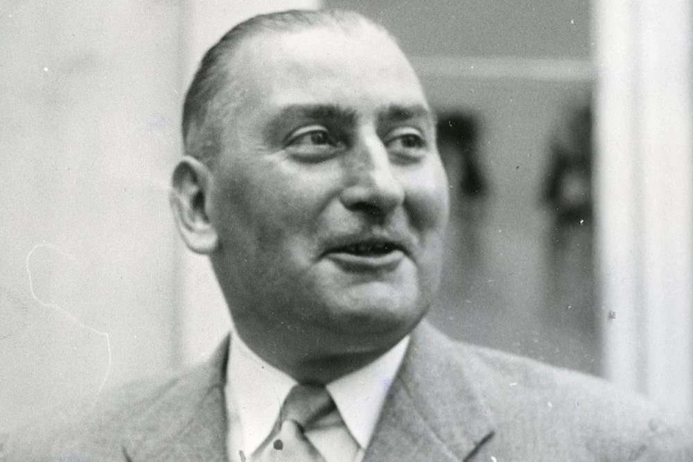 <p>naam + partij + functie</p>