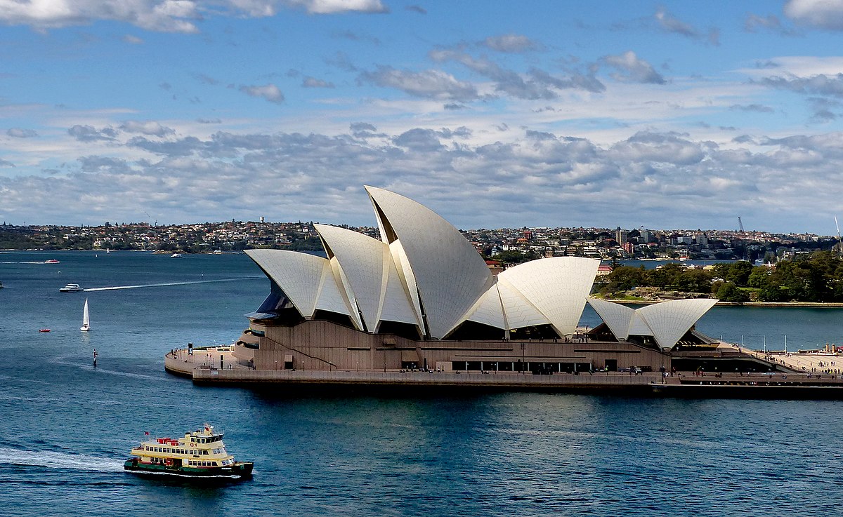 <ul><li><p>curved, concrete shells > complex and pre-cast concrete</p></li><li><p>peninsula on harbour</p><ul><li><p>visible on all sides, accessible via one</p></li></ul></li><li><p>structural engineering achieved by computers</p></li></ul><p></p>