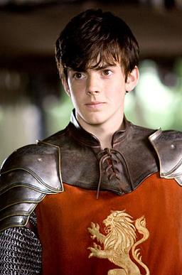 <p>Edmund Pevensie es uno de los protagonistas de <em>Las crónicas de Narnia</em>. Al principio, es impulsivo y traicionero, siendo manipulado por la Bruja Blanca debido a su deseo de poder y venganza. Sin embargo, su carácter evoluciona cuando se arrepiente de sus errores y se redime al unirse a Aslan y sus hermanos para luchar contra el mal. Su transformación simboliza el perdón, la superación personal y la importancia de hacer lo correcto, incluso después de haber fallado.</p>