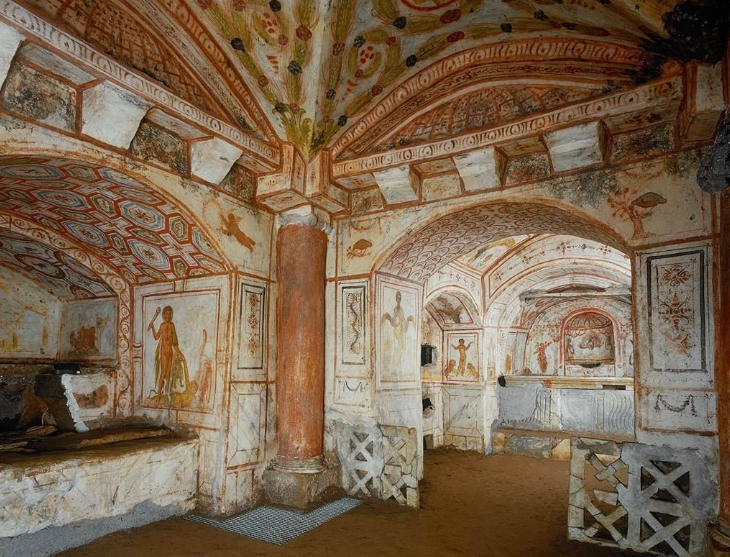 <p>catacombele via latina</p>