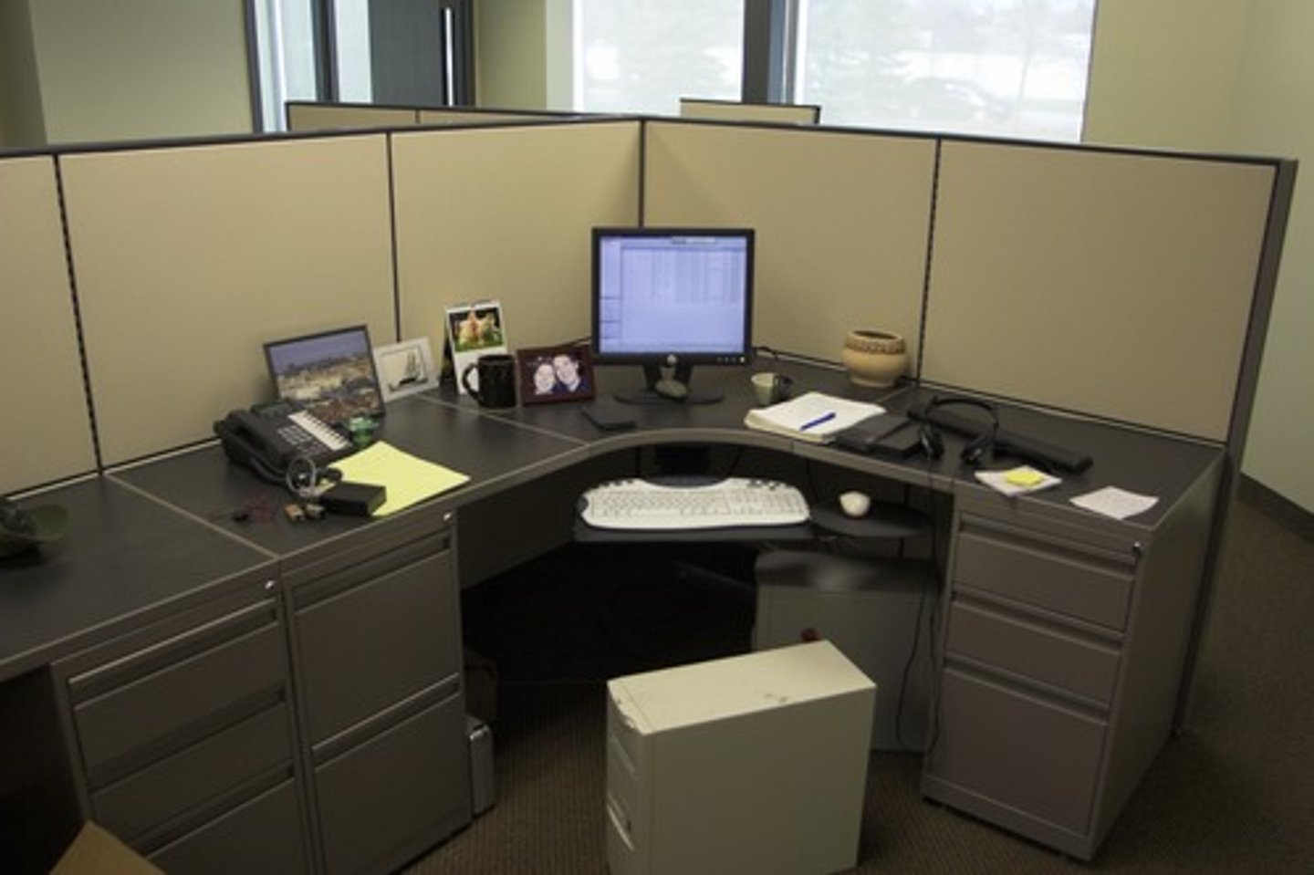 <p>the work (place), the job</p>
