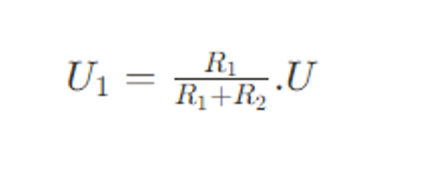 <p>Pour des résistances <strong>en série</strong>, la tension U1 (convention récepteur) aux bornes de la résistance R1 vaut :</p><p>-> U<sub>1</sub> = R<sub>1</sub>/R<sub>1</sub>+R<sub>2</sub> .U</p>
