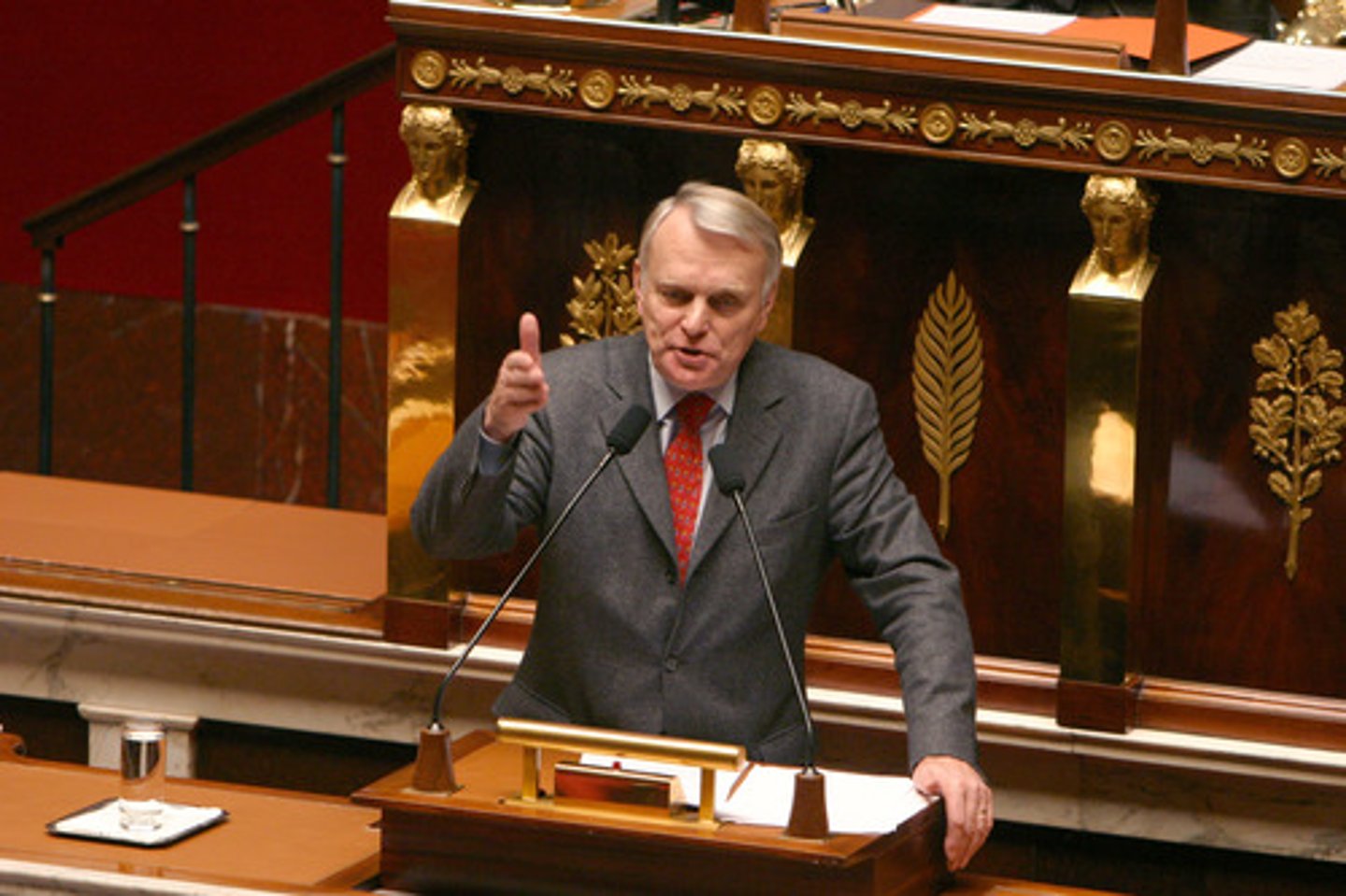 <p>v. n. 批评；谴责</p>