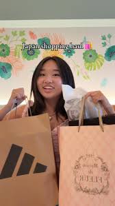 <p>un botín, un video de compras</p>