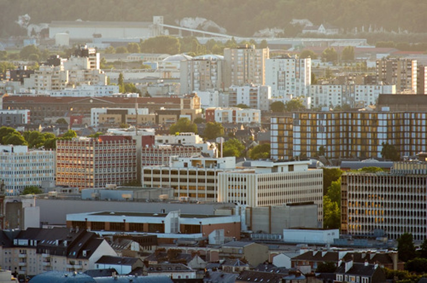 <p>Khu vực đô thị.</p><p></p><p>Example: Urban areas offer more job opportunities.</p><p>Nghĩa: Khu vực đô thị mang lại nhiều cơ hội việc làm hơn.</p>