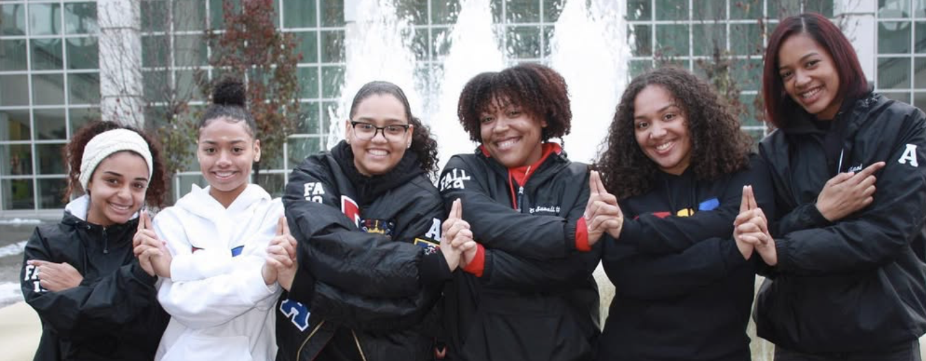 <p><span><span>SUEI manitas</span></span></p><p><span><span>Allison “Aarnavi” Castellanos </span></span><br><span><span> Gisandry “Deusa” Vargas </span></span><br><span><span> Laniris “Pakari” Peña </span></span><br><span><span> Andrianelys “Suvali” Parra </span></span><br><span><span>Aliyah “Milena” Clegg </span></span><br><span><span> Isabel “Naoki” Rodriguez </span></span></p>