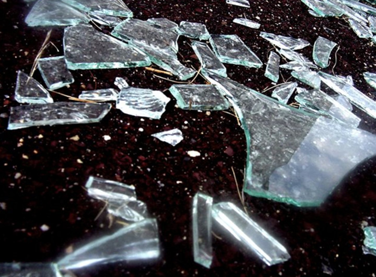 <p>suì v./adj. - to break down; to break into pieces; fragmentary</p><p>小心点，那边刚摔碎一个瓶子， 地上可能有碎玻璃</p><p>[ shuāisuì ] đập vỡ; làm vỡ; rơi vỡ; tan tành</p><p>[ bō li ] kính; thuỷ tinh</p>