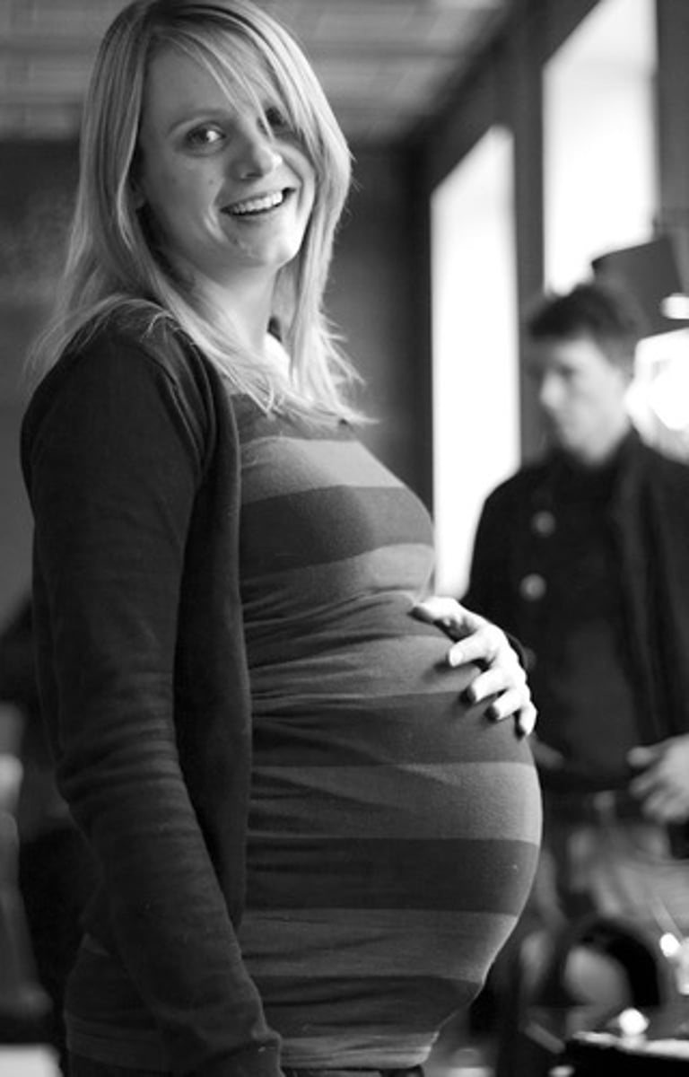 <p>to be pregnant / to get pregnant</p>
