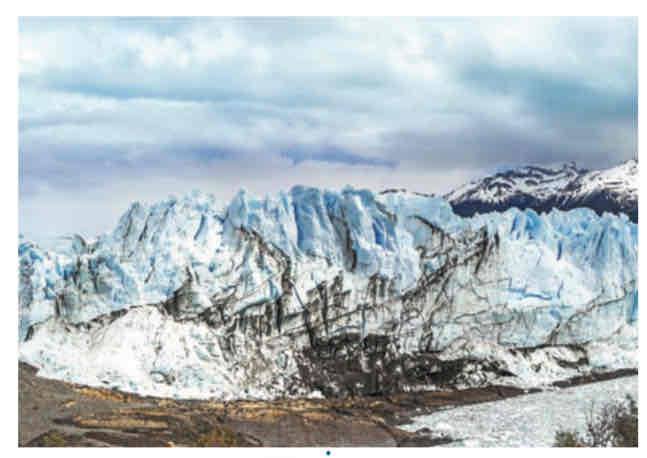 <p>une masse de glace qui se forme par le tassement de la neige accumulée sur la terre ferme.</p>