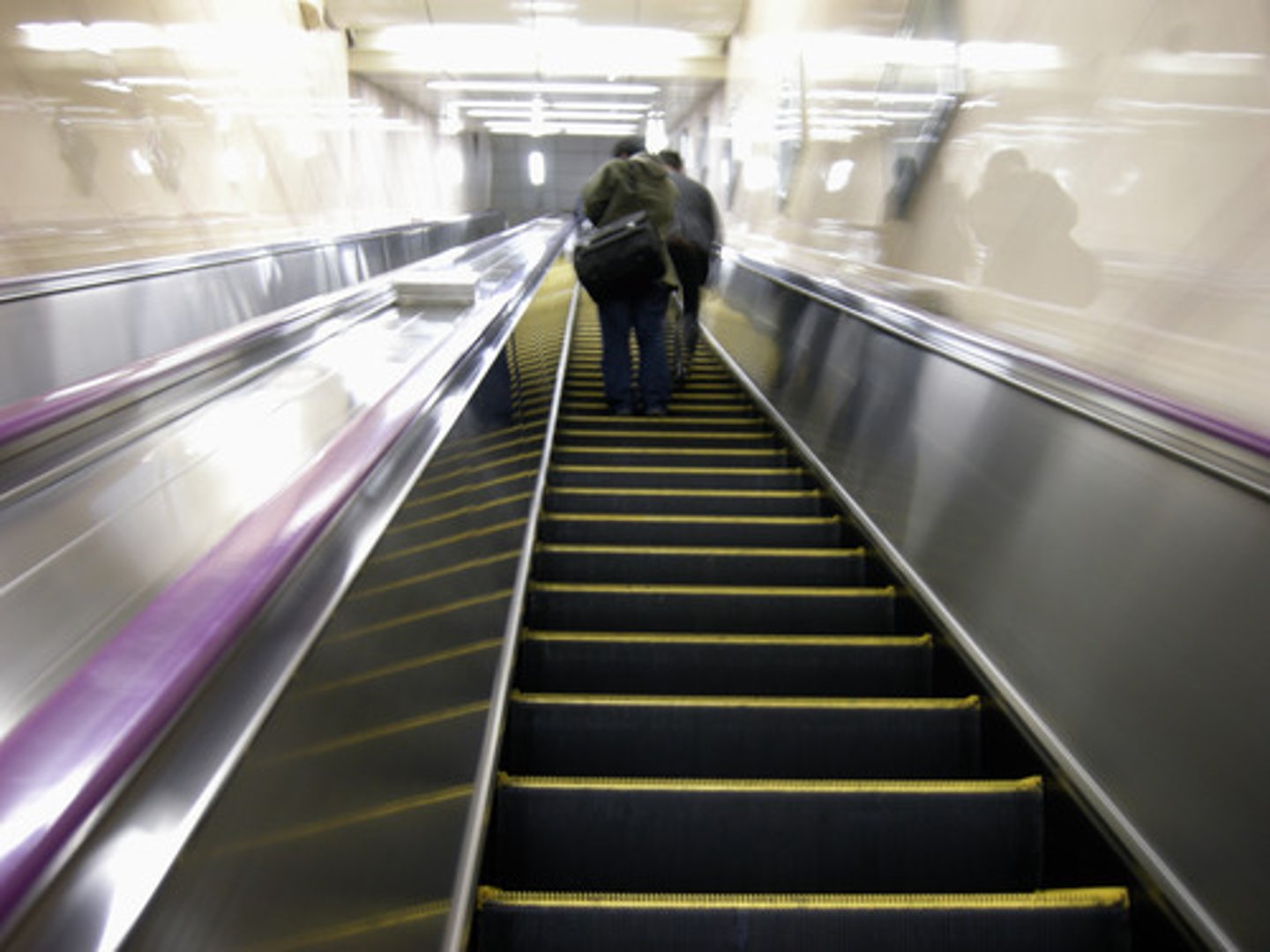 <p>yukarı, gidiş</p><p>上り電車に乗ります。</p><p>Nobori densha ni norimasu.</p><p>Yukarı yön trenine biniyorum.</p><p>上り坂を歩きます。</p><p>Noborizaka o arukimasu.</p><p>Yoku yoku tırmanıyorum.</p>