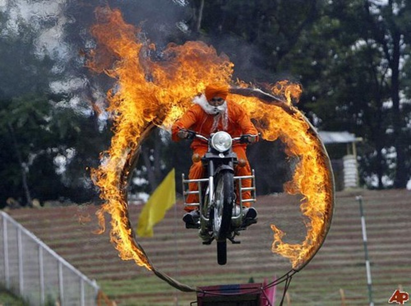 <p>Ateşle oynamak/Tehlikeli iş yapmak</p>