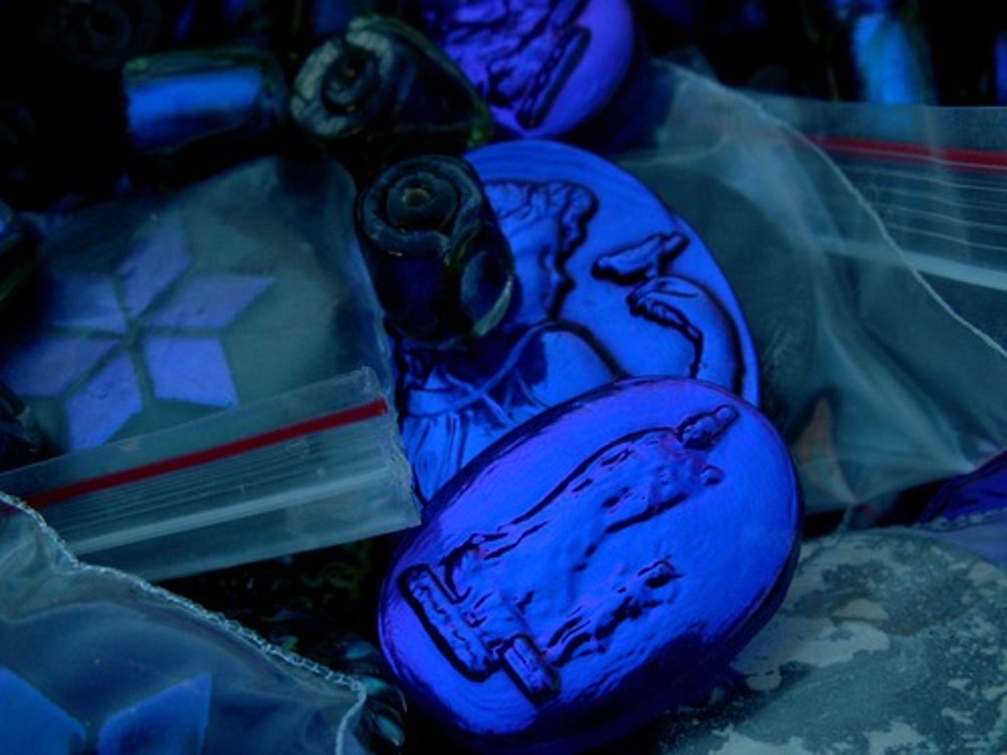 <p>/ˈkəʊ.bɒlt/</p><p>cô ban</p><p>là một nguyên tố hóa học</p><p>Ứng dụng rất quan trọng:</p><p>Pin điện thoại, xe điện 🔋</p><p>Sơn, màu nhuộm (màu xanh cobalt rất nổi tiếng)</p>