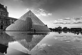 <p>Piramide van het Louvre</p>