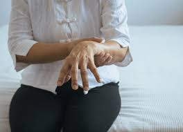 <p>What are the typical early symptoms of PMA?</p>