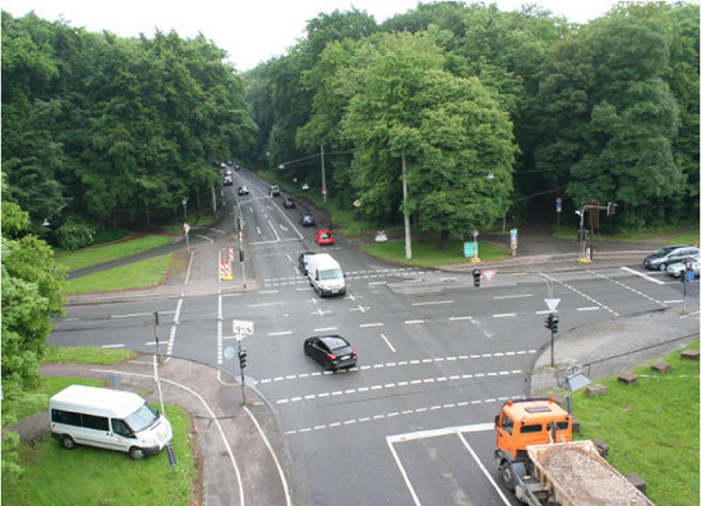 <p>dört yol ağzı, kavşak</p>