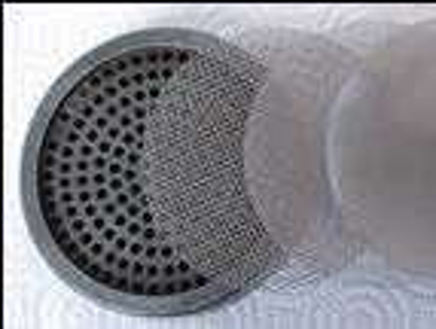 <p>tấm lọc, màn chắn (The mixture passes through a screen.)</p>