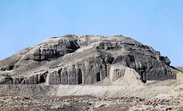 <p>Sumerian. An ancient Sumerian temple structure located in Uruk, Iraq, dating back to around 3500-3000 BCE, characterized by its elevated platform and distinct whitewashed walls, serving as a major religious center dedicated to the sky god Anu. Bent-axis approach. Temple acted as “waiting rooms” for gods. </p>