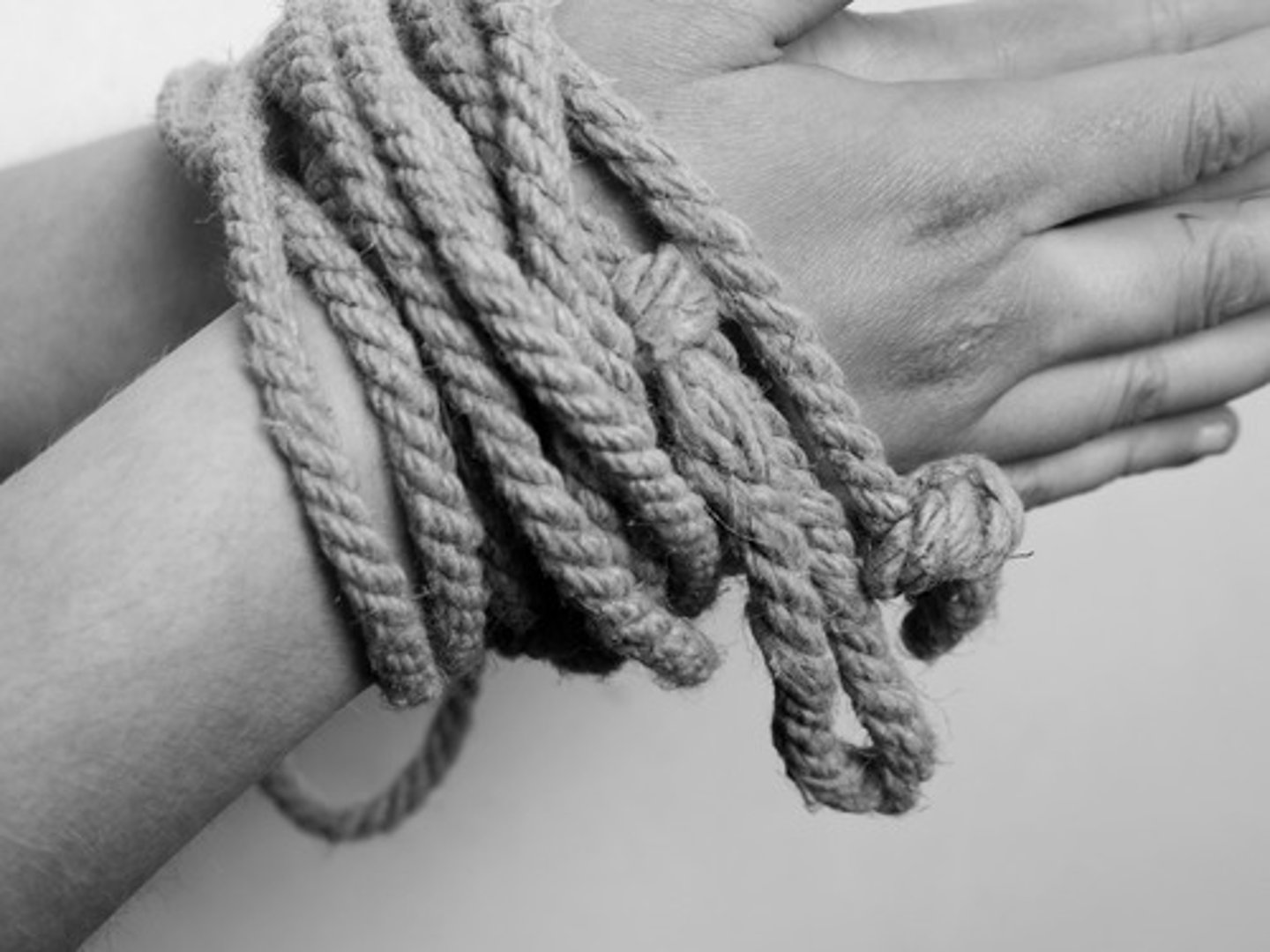 <p>tie, fasten</p><p>묶다</p>