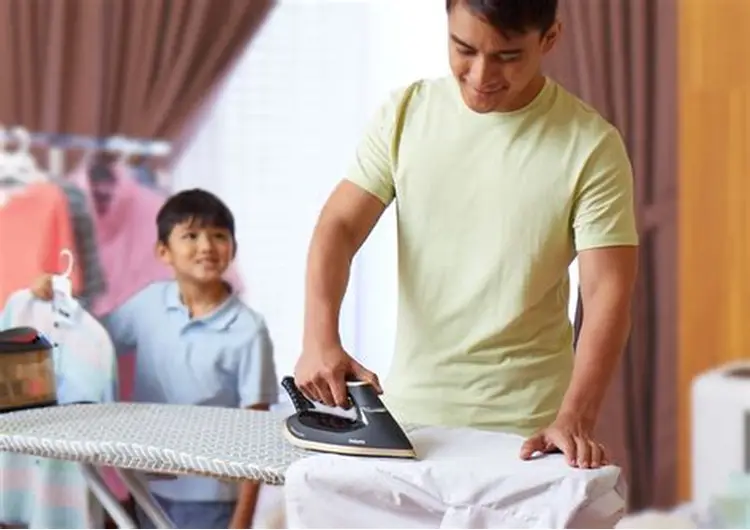 <p><span>house husband (n)</span></p>