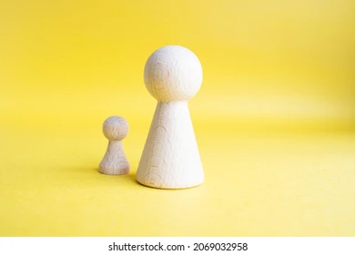 <p>opacar, hacer que algo parezca menos importante</p>