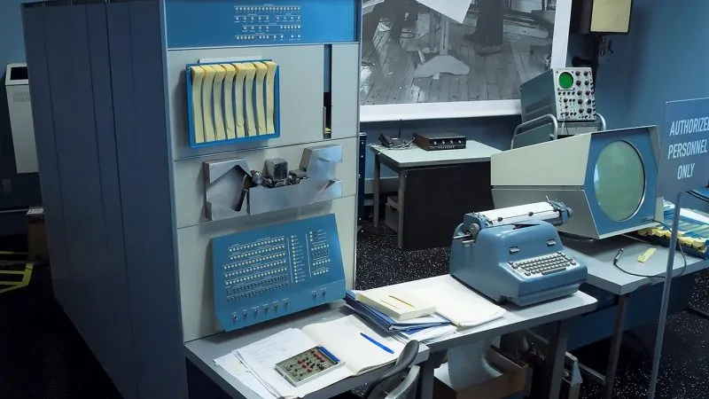 <p>Esimene (mini)arvuti, kuhu tehti esimene arvutimäng (Spacewar!), DEC firma 1960.</p>