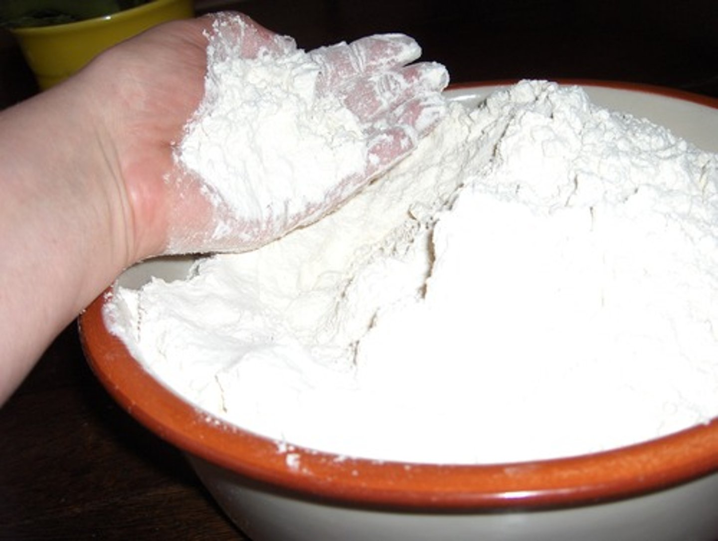 <p>A soft, white powder made by grinding wheat, used to make bread and cakes.</p>