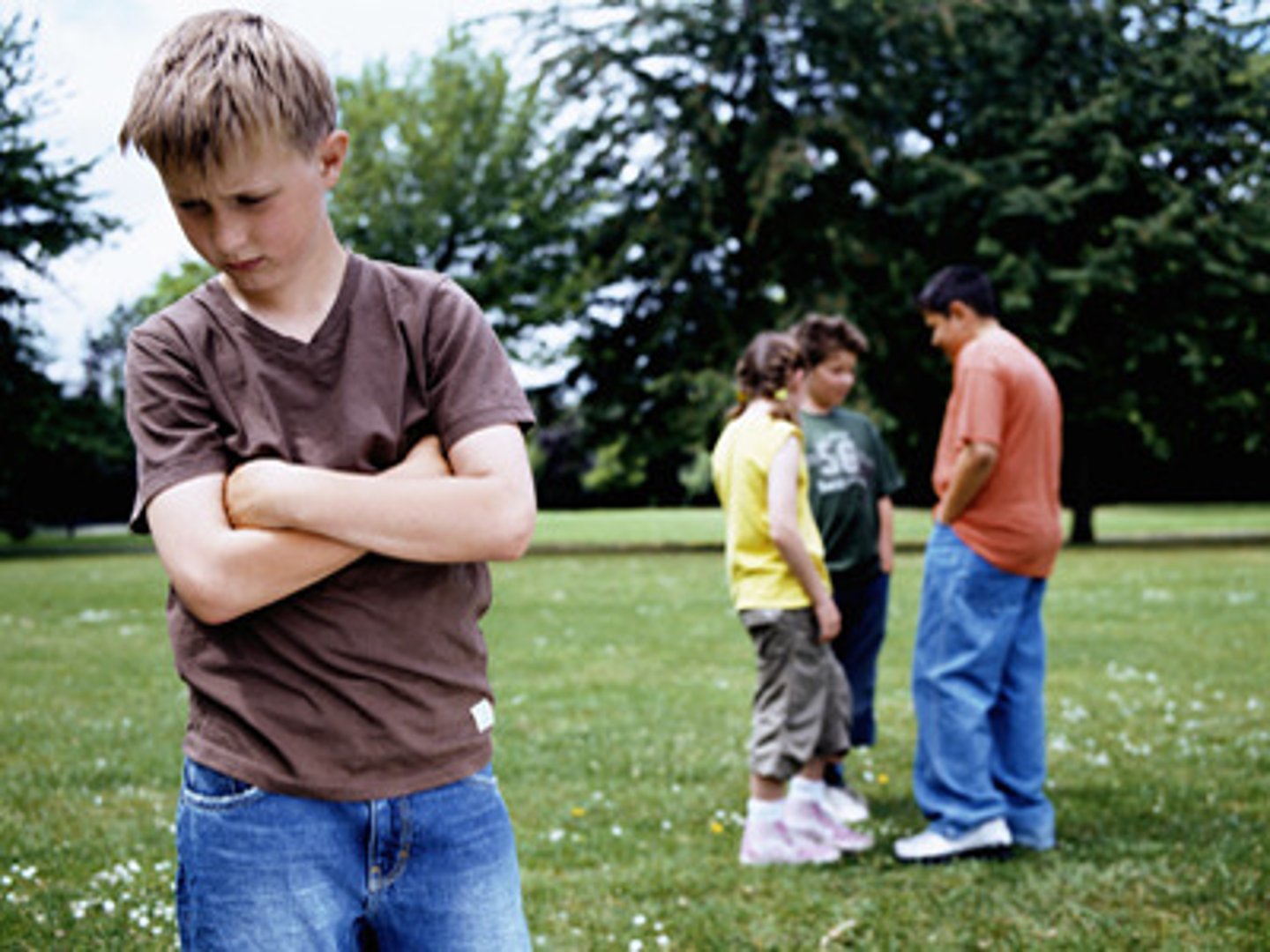 <p>bị bỏ rơi, ra ngoài khỏi cái gì</p><p>ex: I hate being left out of conversations.</p>