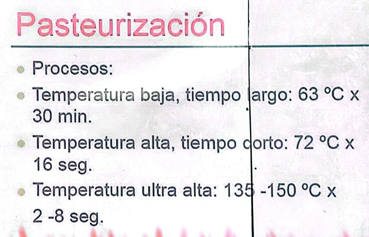 <p><strong>Liofilización: </strong>es una desecación en la que el hielo al vacío y a temperatura inferior a -30°C pasa de sólido a gas sin pasar por líquido. Se elimina el agua de un alimento congelado aplicando sistemas de vacío. Es la técnica que menos afecta al valor nutricional del alimento, pero es muy cara. Ej. se aplica a café, leches infantiles, frutas tropicales</p><p><strong>Esterilización: </strong>Se aplica en el producto una temperatura alrededor de 115°C (superiores a 100°C) para eliminar gérmenes y esporas. Se pierden vitaminas hidrosolubles (grupo B y vitamina C). Puede originar cambios en sabor y color, ej. leche esterilizada (ligeramente amarilla y sabor a tostado)</p><p><strong>Pasteurización: </strong>aplicación de calor (temperaturas menores a 100°C) realizado a líquidos, durante un tiempo e inactiva gérmenes, pero no sus esporas, por ello debe ser congelado el alimento. Tras la pasteurización los productos se enfrían rápidamente y se sellan herméticamente. La leche pasteurizada debe conservarse en frigorífico y una vez abierta debe consumirse en el plazo de 3-4 días. No hay pérdidas importantes de nutrientes.</p><p><strong>Fermentación: </strong>se basa en la acción de microorganismos (bacterias o levaduras) que producen ácido láctico o compuestos ácidos que inhiben el crecimiento de microorganismos dañinos. La fermentación puede mejorar el sabor, textura y digestibilidad de los alimentos. Este proceso puede dar lugar a productos como el yogurt, el queso, el chucrut y el kimchi.</p><p><strong>Secado y deshidratación</strong></p><ul><li><p>Deshidratación: consiste en eliminar agua de los alimentos exponiéndolos al sol, usando deshidratadores eléctricos o el horno a baja temperatura, reduciendo la actividad de microorganismos y enzimas. Ej. frutas, verduras, hierbas, carne seca. Se debe almacenar en recipientes herméticos.</p></li></ul><p><strong>Refrigeración: </strong>mantener productos a bajas temperaturas en el refrigerador (entre 0-4°C) para ralentizar el crecimiento de microorganismos y enzimas responsables de su descomposición y hay que consumirlos antes de su fecha de caducidad. Ej. carnes, lácteos, frutas y verduras.</p><p><strong>Congelación: </strong>temperatura óptima de conservación de los productos congelados en casa es de -18°C o inferior (debe ser por debajo de 0°C) para detener el crecimiento de microorganismos y enzimas prolongando su vida útil. Antes de congelarlos es recomendables limpiarlos, cortarlos en porciones adecuadas y almacenarlos en recipientes o bolsas herméticas.</p><p><strong>Ultracongelación: </strong>se desciende rápidamente la temperatura del alimento mediante aire frío, contacto con placas frías, inmersión en líquidos a muy baja temperatura, etc.</p><ul><li><p><strong>Dato: </strong>la congelación y ultracongelación son los métodos de conservación que menos alteraciones provocan en el producto.</p></li></ul><p><strong>Envasado al vacío: </strong>implica eliminar el aire del envase para reducir el crecimiento de microorganismos aeróbicos y prevenir la oxidación de los alimentos, se conservan más tiempo y no pierden propiedades organolépticas. Ej. utilizada en carnes, pescados, quesos.</p><p><strong>Envasado: </strong>consiste en calentarlos a temperatura que destruya los posibles microorganismos y sellarlos en tarros, latas o bolsas térmicas.</p><p><strong>Empleo de conservadores químicos: </strong>sustancia química permitida añadida a los alimentos que puede detener o aminorar el deterioro causado por bacterias, levaduras y mohos. </p><p><strong>Irradiaciones: </strong>alfa, beta, gamma, para esterilizar envases y la parte superficial del producto. Se desinfecta y retarda la maduración de alimentos. </p><p><strong>Destrucción mecánica de microorganismos: </strong>trituración o filtración, no es muy efectivo. </p><p><strong>Salazón: </strong>añadir sal (agente deshidratante y antimicrobiano) a alimentos para reducir su contenido de agua y crear un ambiente desfavorable para el crecimiento de microorganismos. Se usa para conservar pescados, carnes, jamón serrano y bacalao. </p><p><strong>Ahumado: </strong>combina deshidratación y aplicación de humo (compuestos antimicrobianos que ayudan a preservar, darles sabor y aroma a los alimentos) proveniente de la quema de maderas aromáticas. Para conservar carnes, pescados, salmón ahumado, tocino. </p><p><strong>Acidificación: </strong>adición de condimentos y especias. Adición de azúcares. Aditivos. </p><p><strong>Escabechado: </strong>sal y vinagre. La acción conservante del vinagre es por el ácido acético que contiene, consiguiendo retardar la aparición de reacciones. La sal actúa deshidratando el alimento. </p>