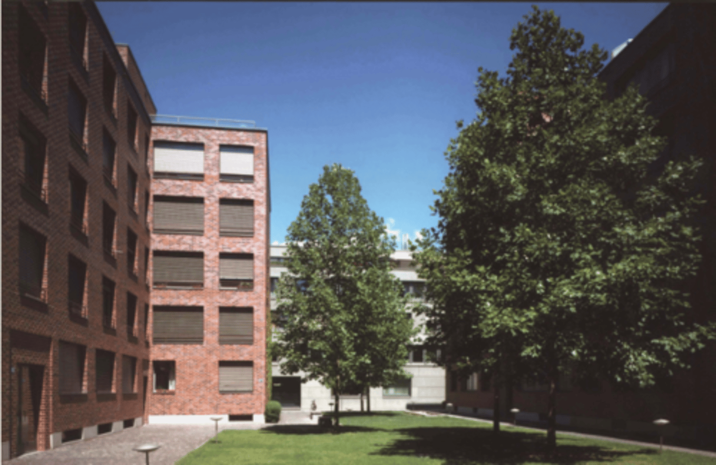 <p>FUNDERING/PLINT</p><p>- plint zorgt voor verhoogde begane grond, ruimte voor kelder (met ramen: licht en ventilatie)</p><p>- plint = 40cm hoog (natuursteen), gebouw ziet af in ons klimaat</p>