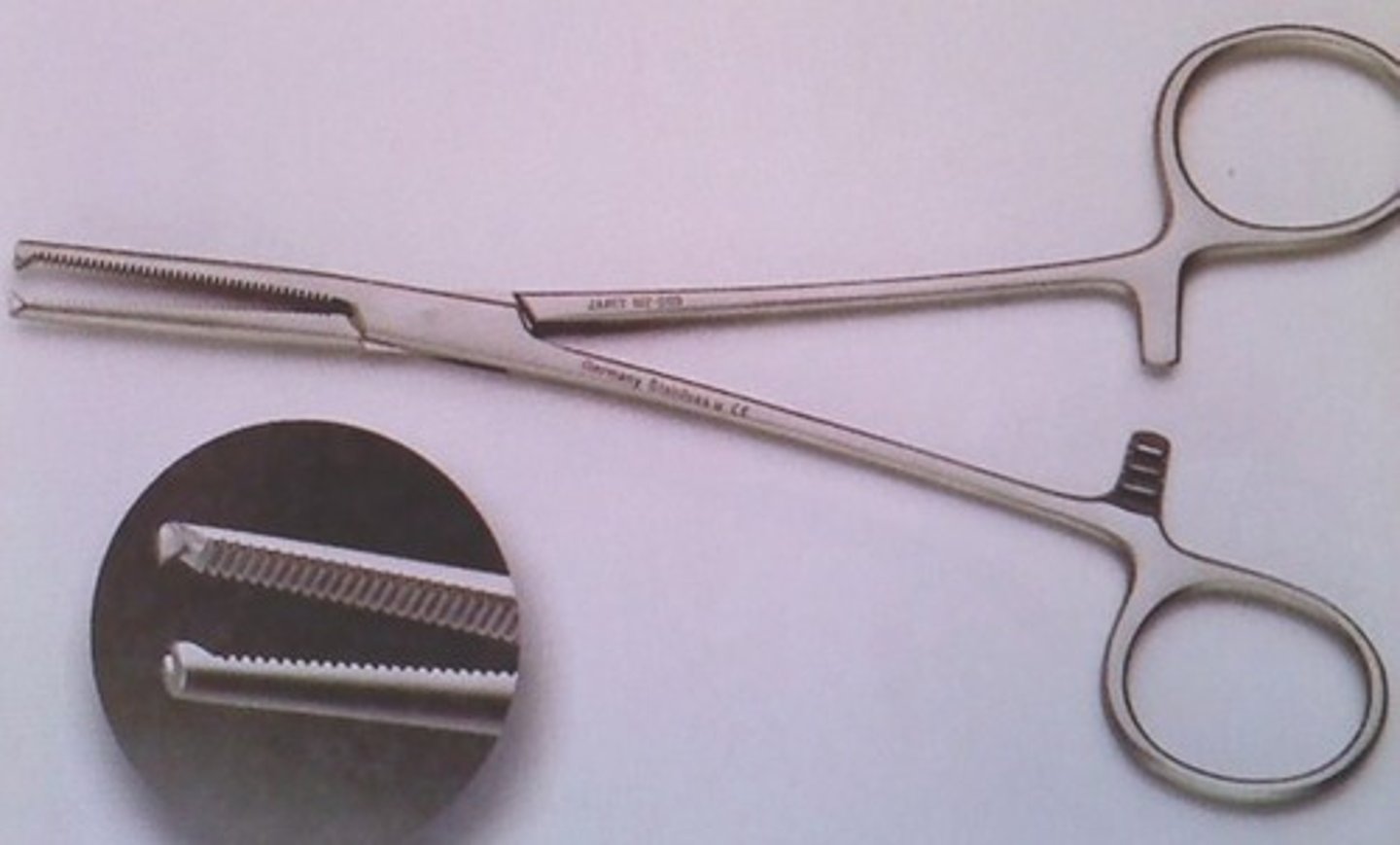 <p>Similar to Rochester-Pean, With interdigiting teeth at tip to aid in grasping tissue, Used in orthopedic or large animal surgeries</p>