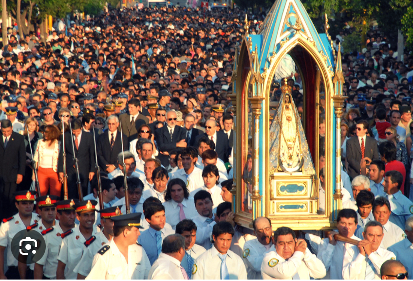 <p>A number of people that out numbers supplies; people are crowded </p>