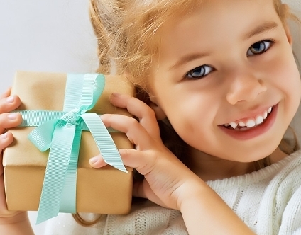 <p>You <strong>get</strong> presents on your birthday.</p><p><span>|ɡet| (|ɡɒt|, |ɡɒt|)</span></p><p>Получать, становиться</p>