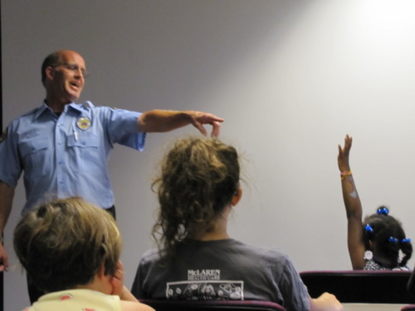 <p>be involved in making a decision (có tiếng nói trong việc quyết định)</p>