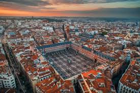 <p>un espacio público donde las personas se reúnen para socializar o participar en actividades. </p>