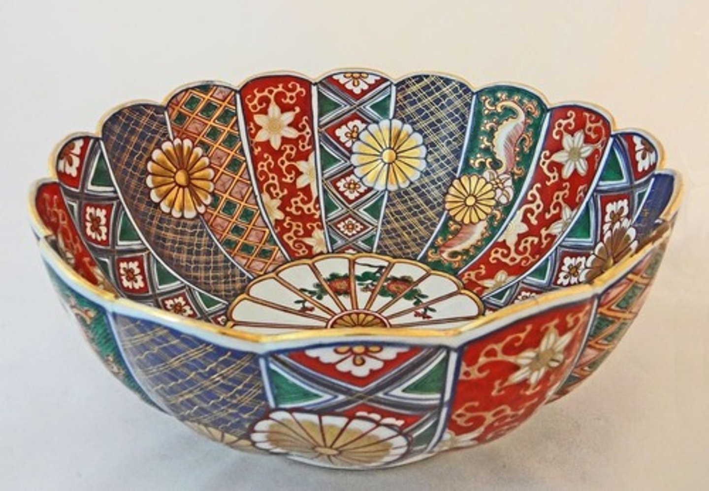 <p>Japanese ware with <span class="bgY">bright-colored designs</span> inspired by <span style="text-decoration:underline">ornate</span> <span style="text-decoration:underline">lacquerwork, screens, and textiles.</span></p>