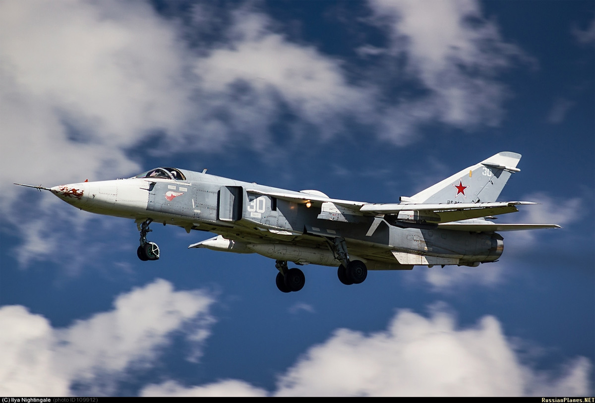 <p>FENCER E, Sukhoi Su-24MR Су-24МР (Recon, Rectangular intakes, variable sweep wings, Centreline pod, Dielectric panel on nose)</p>