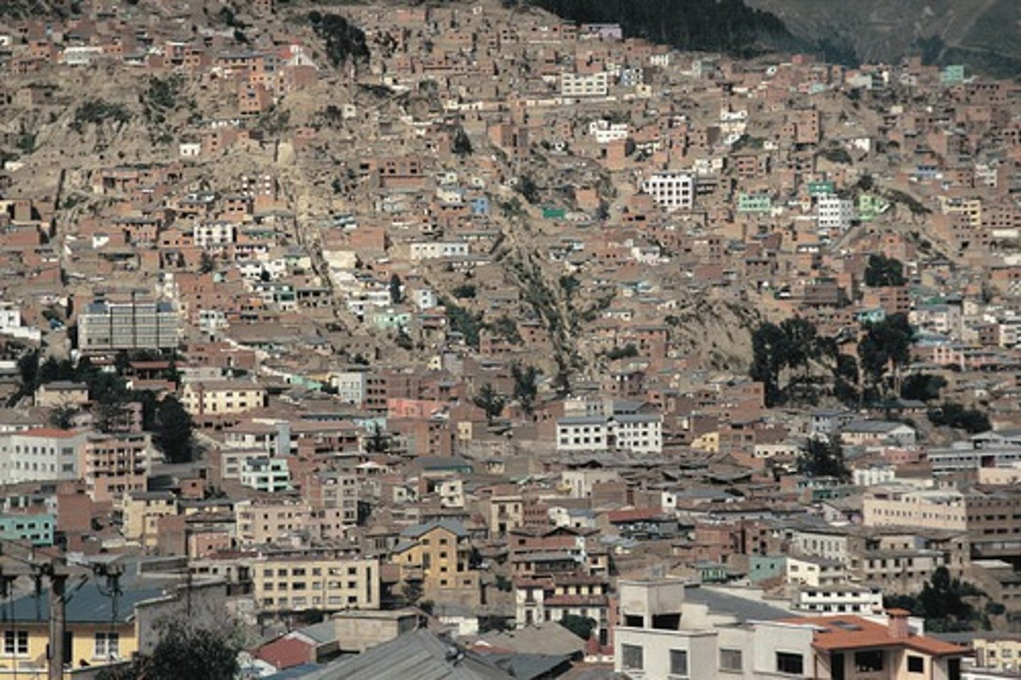 <p>adj. trải rộng, lan rộng (thường một cách không có trật tự / rất lớn)</p><p>sprawl: từ tiếng Anh cổ, nghĩa là duỗi dài ra, nằm dang rộng tay chân</p><p>ex: They live in a sprawling city with heavy traffic.→ Họ sống trong một thành phố rộng lớn, trải dài với giao thông đông đúc.</p>