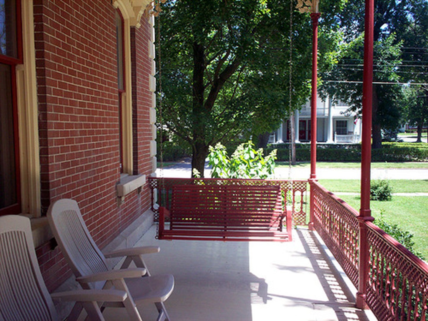 <p>з великим ганком/верандою</p>