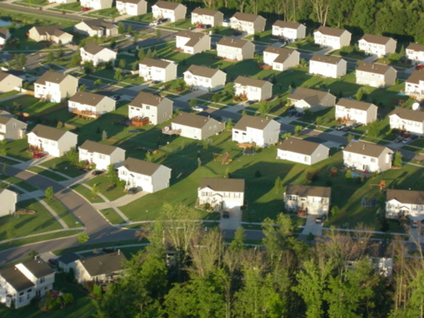 <p>low-population-density developments that are built outside of a city resulting in traffic difficulties</p>