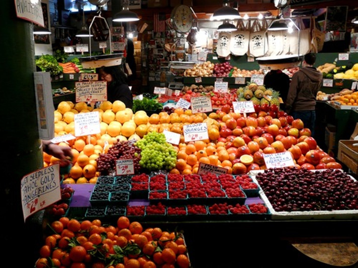 <p>sự phong phú, dồi dào<br><strong>There is an abundance of fresh fruit in the summer.</strong><br>→ Vào mùa hè có <strong>rất nhiều trái cây tươi</strong>.</p>