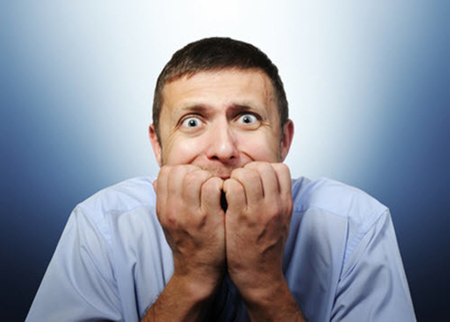 <p>nervös (sein); aufgeregt (sein) (Ich bin sehr nervös, weil ich morgen eine Schulaufgabe habe.)</p>