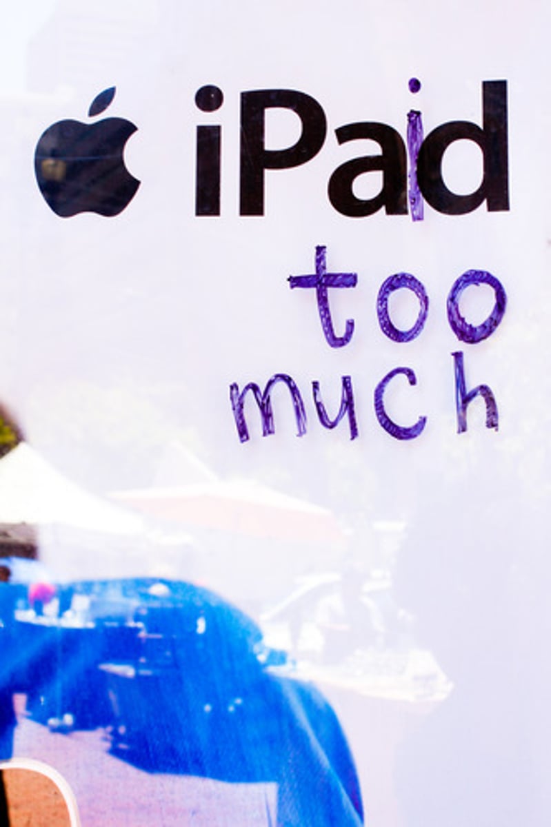 <p>to pay too much for something (trả giá quá đắt)Ex:-&gt; If you want a decent wine in a restaurant , you to have to pay through the nose for it.</p>