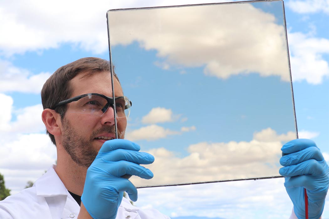 <p>can be seen through (glass, some plastic) - có thể nhìn xuyên thấu qua như kính, một số loại nhựa trong suốt</p>